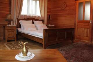 Отель Готель-оселя «Зубровиця» Bukovinka Люкс с кроватью размера «king-size»-1